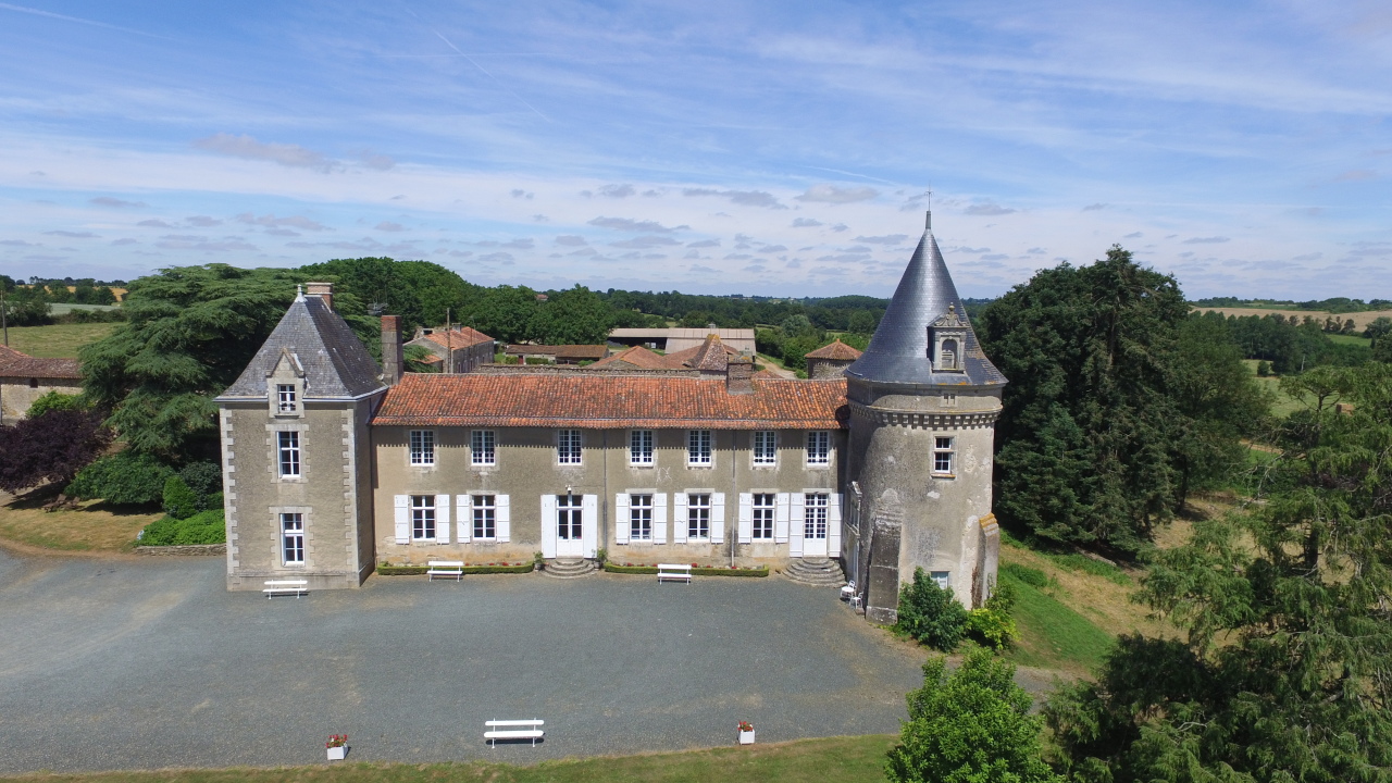 Un monument, douze générations