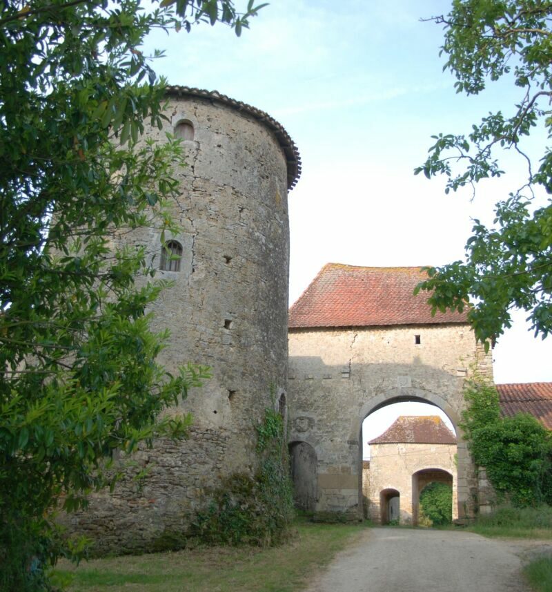 Les porches en enfilade du Manoir de Ponsay